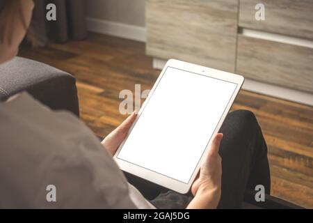 Tablet digitale portatile mockup di schermo vuoto, sfondo appartamento Foto Stock