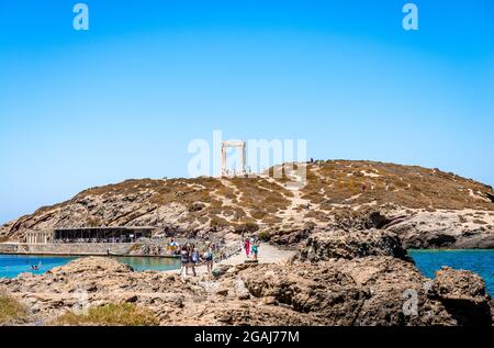 Vista della collina di Palatia con la porta di Portara in cima. Portara è le rovine dell'ingresso di un antico tempio greco incompiuto. Foto Stock