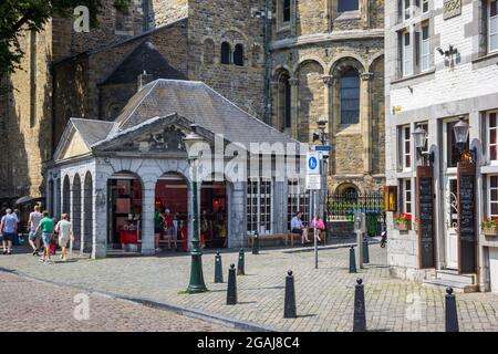 Piccola gelateria di fronte alla Basilica di nostra Signora a Maastricht, Paesi Bassi Foto Stock