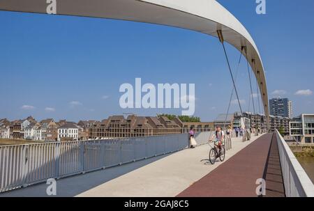 Ciclista e pedoni sul nuovo ponte di Hoge Brug a Maastricht, Paesi Bassi Foto Stock