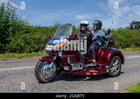1990 90s rosso Honda Goldwing GL 1500 1520cc moto benzina trike in rotta per Capesthorne Hall Classic luglio mostra auto, Cheshire, Regno Unito Foto Stock