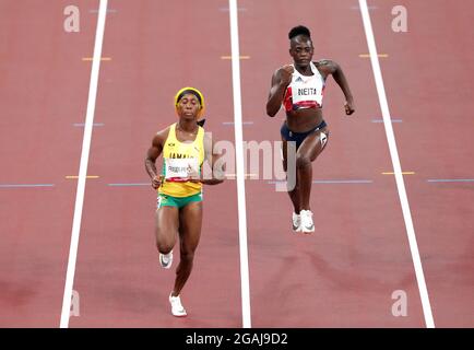 Daryll Neita (a destra) della Gran Bretagna e Shelly-Ann Fraser-Pryce della Giamaica in azione durante la terza semifinale femminile di 100 metri allo Stadio Olimpico l'ottavo giorno dei Giochi Olimpici di Tokyo 2020 in Giappone. Data immagine: Sabato 31 luglio 2021. Foto Stock