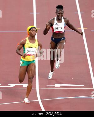 Daryll Neita (a destra) della Gran Bretagna e Shelly-Ann Fraser-Pryce della Giamaica in azione durante la terza semifinale femminile di 100 metri allo Stadio Olimpico l'ottavo giorno dei Giochi Olimpici di Tokyo 2020 in Giappone. Data immagine: Sabato 31 luglio 2021. Foto Stock