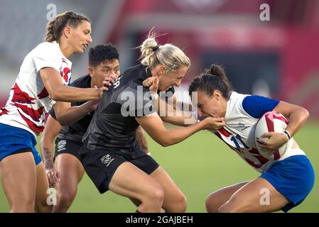 Tokyo, Giappone. 31 luglio 2021. Kelly Brazier (2° R) della Nuova Zelanda vies con Shannon IZAR di Francia durante la finale femminile di Rugby Sevens tra la Nuova Zelanda e la Francia ai Giochi Olimpici di Tokyo 2020, Giappone, 31 luglio 2021. Credit: Fei Maohua/Xinhua/Alamy Live News Foto Stock