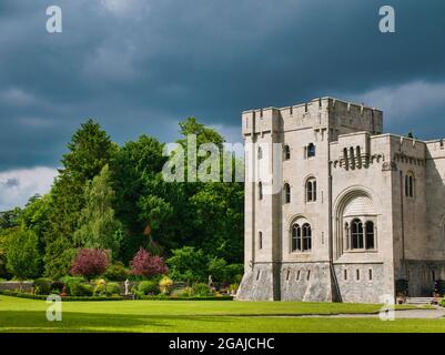 La casa di campagna e i giardini del castello di Gosford, risalente al XIX secolo, si trovano nel Gosford Forest Park, vicino a Markethill, County Armagh, Irlanda del Nord. Foto Stock