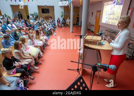Schwerin, Germania. 31 luglio 2021. Manuela Schwesig (SPD, r), Ministro Presidente del Meclemburgo-Pomerania occidentale, interviene alla cerimonia di iscrizione alla scuola elementare di Lankow. Per i circa 14,300 primi classificati nel Meclemburgo-Pomerania occidentale, il tempo scolastico sta per iniziare. Credit: Jens Büttner/dpa-Zentralbild/dpa/Alamy Live News Foto Stock