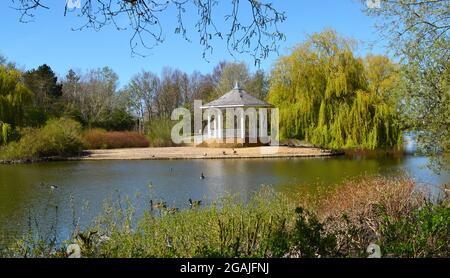 Bandstand sull'isola di Watermead, Aylesbury, Buckinghamshire, Inghilterra, Regno Unito Foto Stock