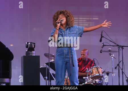 New York, NY, Stati Uniti. 30 luglio 2021. Adrienne Warren suona durante la Carnegie Hall in tutta la città: Adrienne Warren and Friends, tenutasi a Bryant Park, il 30 luglio 2021, a New York City. Credit: Joseph Marzullo/Media Punch/Alamy Live News Foto Stock