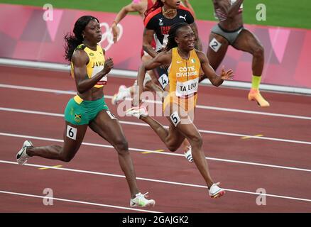 Tokyo, Giappone. 31 luglio 2021. Marie-Josee Ta Lou (R) della Costa d'Avorio compete durante la Semifinale femminile di 100 m ai Giochi Olimpici di Tokyo 2020 a Tokyo, Giappone, il 31 luglio 2021. Credit: Yibo/Xinhua/Alamy Live News Foto Stock