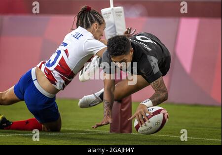 Tokyo, Giappone. 31 luglio 2021. Tokyo Tokio, 31.07.2021, Giappone, Giochi Olimpici BROUGHTON Gayle (NZL) segna contro ULUTULE Jade (fra) Rugby Sevens Nuova Zelanda vs Francia - Donna medaglia d'oro Match Olympische Spiele, 2020 2021 Foto: Moritz Müller solo per uso editoriale Copyright (nur für journalistische Zwecke) di : Moritz Müller, Wilhelm-Raabe, 40470-18 Düsseldorf. Tel 0211-13954918. MB.: 0176-81034275; Honorar zzgl. 7%UmSt. + Belegexemplar; Commerzbank, Konto: 3813045, BLZ: 30040000; IBAN: DE49 3004 0000 0381 3045 00; Finanzamt Düsseldorf-Nord, Steuernummer: 105/5193/1677 Credit: Moritz Foto Stock