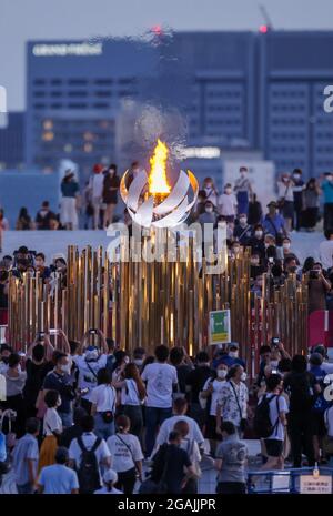 Tokyo, Giappone. 31 luglio 2021. Decine di persone frequentano la fiamma olimpica su un ponte nel quartiere Ariake. Credit: Jan Woitas/dpa-Zentralbild/dpa/Alamy Live News Foto Stock