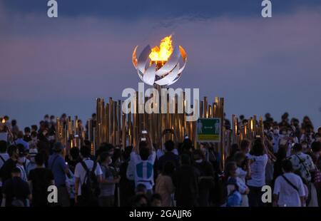 Tokyo, Giappone. 31 luglio 2021. Decine di persone frequentano la fiamma olimpica su un ponte nel quartiere Ariake. Credit: Jan Woitas/dpa-Zentralbild/dpa/Alamy Live News Foto Stock