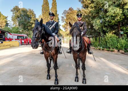 Siracusa Sicilia Italia - luglio 22 2021: Due carabinieri orgogliosi a cavallo all'interno del parco archeologico di Neapolis Foto Stock