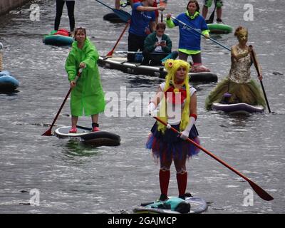 Centinaia di partecipanti in costume partecipano al Festival Internazionale del SUP, San Pietroburgo, Russia Foto Stock