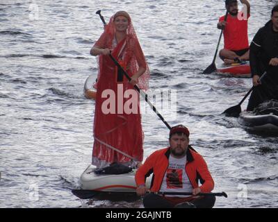 Centinaia di partecipanti in costume partecipano al Festival Internazionale del SUP, San Pietroburgo, Russia Foto Stock