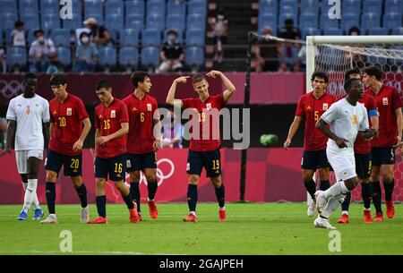 Miyagi, Giappone. 31 luglio 2021. Dani Olmo (C) di spagna festeggia il punteggio durante la partita finale di calcio maschile tra la Spagna e la Costa d'Avorio ai Giochi Olimpici di Tokyo 2020 a Miyagi, Giappone, il 31 luglio 2021. Credit: LU Yang/Xinhua/Alamy Live News Foto Stock