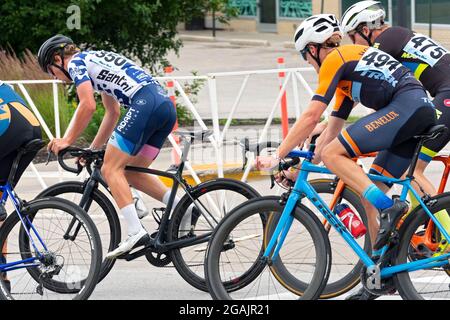 Wauwatosa, WI/USA - 27 giugno 2021: Eli Keyes (L), vincitore assoluto della categoria tre uomini al Tosa Village Classic in Tour of America’s Dairyland. Foto Stock