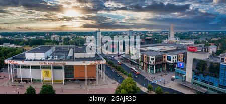 Veduta aerea della città studentesca di Tartu. Vista estiva serale. Foto Stock