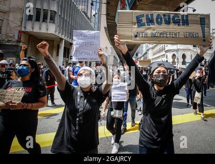 Kuala Lumpur, Malesia. 31 luglio 2021. I manifestanti marciano mentre tenevano cartelli durante la manifestazione.centinaia di malesi con rivestimento nero hanno organizzato una protesta anti-governativa vicino alla Piazza dell'Indipendenza a Kuala Lumpur chiedendo le dimissioni del primo ministro per la sua gestione della pandemia del coronavirus, mentre nuovi casi sono saliti in un'impennata che è diventata anche una crisi politica. Credit: SOPA Images Limited/Alamy Live News Foto Stock