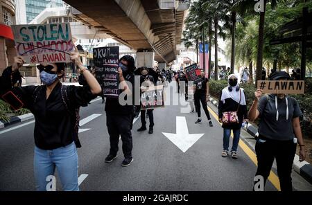 Kuala Lumpur, Malesia. 31 luglio 2021. I manifestanti tengono cartelli durante la manifestazione.centinaia di malesi con rivestimento nero hanno organizzato una protesta anti-governativa vicino alla Piazza dell'Indipendenza a Kuala Lumpur chiedendo le dimissioni del primo ministro per la sua gestione della pandemia del coronavirus, mentre nuovi casi sono saliti in un'impennata che è diventata anche una crisi politica. Credit: SOPA Images Limited/Alamy Live News Foto Stock