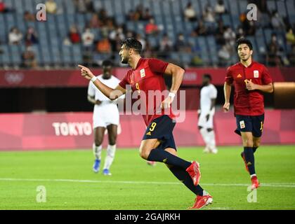 Miyagi, Giappone. 31 luglio 2021. Rafa Mir (fronte) della Spagna festeggia il punteggio durante la partita finale di calcio maschile tra la Spagna e la Costa d'Avorio ai Giochi Olimpici di Tokyo 2020 a Miyagi, Giappone, il 31 luglio 2021. Credit: LU Yang/Xinhua/Alamy Live News Foto Stock