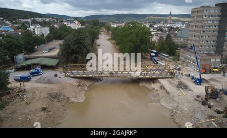 Bad Neuenahr Ahrweiler, Germania. 31 luglio 2021. Il ponte di fortuna, che fu eretto a Bad Neuenahr dall'Agenzia federale tedesca per il Soccorso tecnico (THW) nel luogo in cui il Markgrafenbrücke fu distrutto dall'alluvione, è stato completato. A partire da Lunedi, il traffico auto può utilizzare il ponte sopra l'Ahr. (Foto scattata con un drone) Credit: Thomas Frey/dpa/Alamy Live News Foto Stock