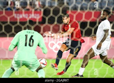 Miyagi, Giappone. 31 luglio 2021. Rafa Mir (C) della Spagna spara durante la partita finale di calcio maschile tra la Spagna e la Costa d'Avorio ai Giochi Olimpici di Tokyo 2020 a Miyagi, Giappone, 31 luglio 2021. Credit: LU Yang/Xinhua/Alamy Live News Foto Stock