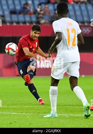 Miyagi, Giappone. 31 luglio 2021. Marco Asensio (L) della Spagna spara durante la partita finale di calcio maschile tra la Spagna e la Costa d'Avorio ai Giochi Olimpici di Tokyo 2020 a Miyagi, Giappone, 31 luglio 2021. Credit: LU Yang/Xinhua/Alamy Live News Foto Stock