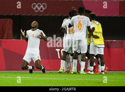 Miyagi, Giappone. 31 luglio 2021. I giocatori della Costa d'Avorio festeggiano il punteggio durante la partita finale del calcio maschile tra la Spagna e la Costa d'Avorio ai Giochi Olimpici di Tokyo 2020 a Miyagi, Giappone, il 31 luglio 2021. Credit: LU Yang/Xinhua/Alamy Live News Foto Stock