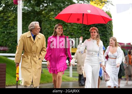 Il Duca di Richmond e Lady Eloise Cordelia Gordon-Lennox (a destra) arrivano durante il quinto giorno del Goodwood Festival all'ippodromo di Goodwood, Chichester. Foto Stock