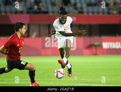 Miyagi, Giappone. 31 luglio 2021. Franck Kessie (R) della Costa d'Avorio spara durante la partita finale di calcio maschile tra la Spagna e la Costa d'Avorio ai Giochi Olimpici di Tokyo 2020 a Miyagi, Giappone, 31 luglio 2021. Credit: LU Yang/Xinhua/Alamy Live News Foto Stock