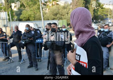 Gerusalemme, Israele. 30 luglio 2021. La solidarietà palestinese israeliana protesta contro la deportazione a Sheikh Jarrah, verso la discussione legale sull'appello dei residenti del quartiere all'alta Corte di giustizia israeliana, lunedì prossimo. Sheikh Jarach, Gerusalemme. Israele / Palestina. 30th Jul 2021.(Photo by Matan Golan/Alamy Live News) Credit: Matan Golan/Alamy Live News Foto Stock