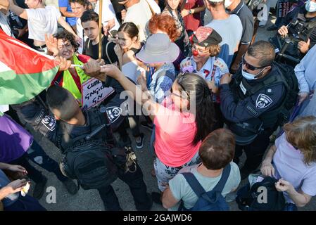 Gerusalemme, Israele. 30 luglio 2021. La solidarietà palestinese israeliana protesta contro la deportazione a Sheikh Jarrah, verso la discussione legale sull'appello dei residenti del quartiere all'alta Corte di giustizia israeliana, lunedì prossimo. Sheikh Jarach, Gerusalemme. Israele / Palestina. 30th Jul 2021.(Photo by Matan Golan/Alamy Live News) Credit: Matan Golan/Alamy Live News Foto Stock