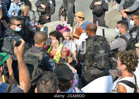 Gerusalemme, Israele. 30 luglio 2021. La solidarietà palestinese israeliana protesta contro la deportazione a Sheikh Jarrah, verso la discussione legale sull'appello dei residenti del quartiere all'alta Corte di giustizia israeliana, lunedì prossimo. Sheikh Jarach, Gerusalemme. Israele / Palestina. 30th Jul 2021.(Photo by Matan Golan/Alamy Live News) Credit: Matan Golan/Alamy Live News Foto Stock