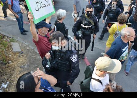 Gerusalemme, Israele. 30 luglio 2021. La solidarietà palestinese israeliana protesta contro la deportazione a Sheikh Jarrah, verso la discussione legale sull'appello dei residenti del quartiere all'alta Corte di giustizia israeliana, lunedì prossimo. Sheikh Jarach, Gerusalemme. Israele / Palestina. 30th Jul 2021.(Photo by Matan Golan/Alamy Live News) Credit: Matan Golan/Alamy Live News Foto Stock