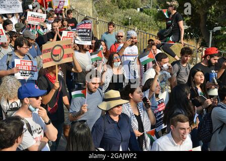 Gerusalemme, Israele. 30 luglio 2021. La solidarietà palestinese israeliana protesta contro la deportazione a Sheikh Jarrah, verso la discussione legale sull'appello dei residenti del quartiere all'alta Corte di giustizia israeliana, lunedì prossimo. Sheikh Jarach, Gerusalemme. Israele / Palestina. 30th Jul 2021.(Photo by Matan Golan/Alamy Live News) Credit: Matan Golan/Alamy Live News Foto Stock