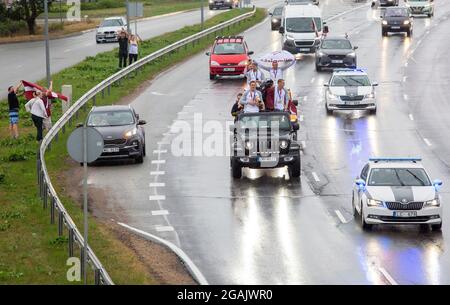 Riga, Lettonia. 30 luglio 2021. I medalisti lettoni d'oro da basket 3x3 dei Giochi Olimpici di Tokyo reagiscono durante la loro parata di ritorno dall'Aeroporto Internazionale di riga. Riga, Lettonia, 30 luglio 2021. Credit: Edijs Palens/Xinhua/Alamy Live News Foto Stock