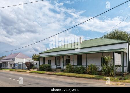 BURGERSDORP, SUDAFRICA - 22 APRILE 2021: Una scena di strada, con il centro di informazione e il museo nella vecchia scuola teologica bulding, a Burgersdo Foto Stock