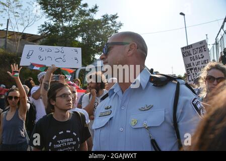 Gerusalemme, Israele. 30 luglio 2021. La solidarietà palestinese israeliana protesta contro la deportazione a Sheikh Jarrah, verso la discussione legale sull'appello dei residenti del quartiere all'alta Corte di giustizia israeliana, lunedì prossimo. Sheikh Jarach, Gerusalemme. Israele / Palestina. 30th Jul 2021.(Photo by Matan Golan/Alamy Live News) Credit: Matan Golan/Alamy Live News Foto Stock