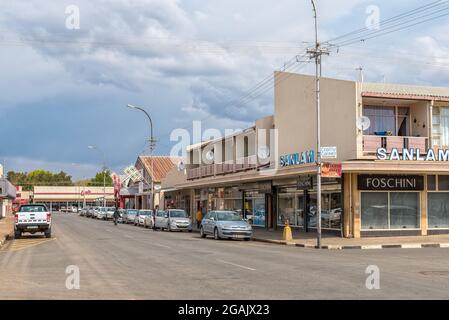 BURGERSDORP, SUDAFRICA - 22 APRILE 2021: Una scena di strada, con aziende, persone e veicoli, a Burgersdorp, nella provincia del Capo Orientale Foto Stock