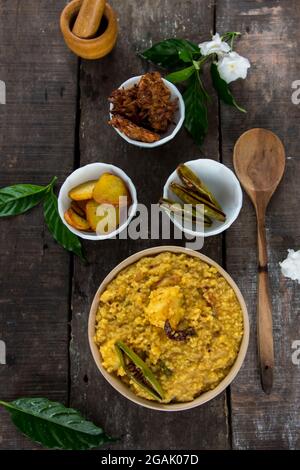 Vista dall'alto del khichdi o del khichuri di piatto bengalese fatto da una combinazione di lenticchie e riso con spezie indiane. Pronto a mangiare cibo. Vista dall'alto. Foto Stock