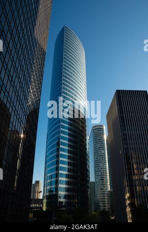 Moderne torri di uffici in vetro e acciaio situate in un quartiere internazionale degli affari, Parigi - la Défense, Francia. Concetti globali di business e finanza Foto Stock