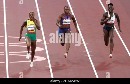 Elaine Thompson-Herah della Giamaica (a sinistra) e Daryll Neita della Gran Bretagna (a destra) in azione durante la finale femminile di 100 metri allo Stadio Olimpico l'ottavo giorno dei Giochi Olimpici di Tokyo 2020 in Giappone. Data immagine: Sabato 31 luglio 2021. Foto Stock