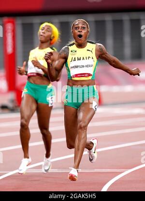 Elaine Thompson-Herah (a destra) in Giamaica vince la finale femminile di 100 metri allo Stadio Olimpico l'ottavo giorno dei Giochi Olimpici di Tokyo 2020 in Giappone. Data immagine: Sabato 31 luglio 2021. Foto Stock