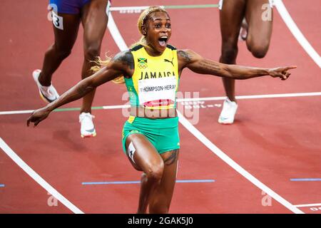 Elaine Thompson-Herah della Giamaica festeggia mentre attraversa il traguardo per vincere la finale di 100 metri durante la gara di atletica il giorno 9 del 'Toky Foto Stock