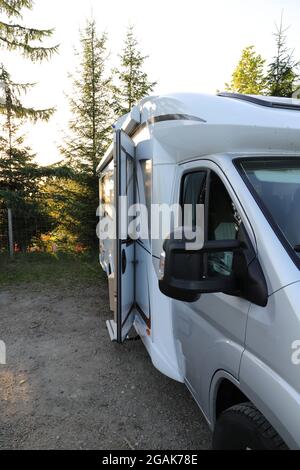 una nuova casa mobile con tenda, tavolo e sedie Foto Stock