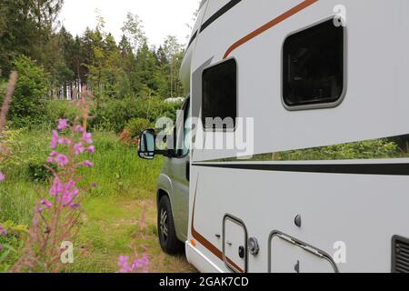 una nuova casa mobile con tenda, tavolo e sedie Foto Stock