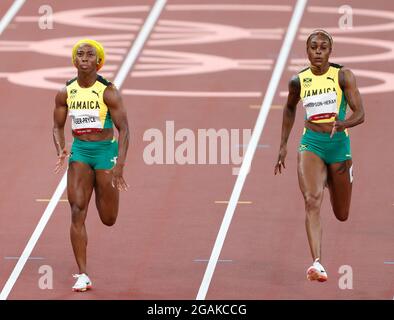 Tokio, Giappone. 31 luglio 2021. Atletica: Olimpiadi, 100 m, donne, finale allo Stadio Olimpico. Elaine Thompson-Herah della Giamaica (r) e Shelly-Ann Fraser-Pryce della Giamaica in azione. Credit: Oliver Weiken/dpa/Alamy Live News Foto Stock