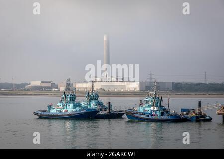 Tugs Phenix, Lomax, Apex a Fawley Oil Refinery Jetty, Hampshire, Inghilterra, Regno Unito Foto Stock