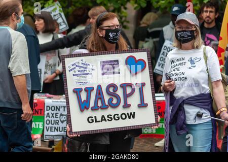 Glasgow, Scozia, Regno Unito. 31 luglio 2021. Un segno che dice WASPI ( Donne contro l'ingiustizia della pensione di Stato). Attivisti del gruppo Glasgow Against Closures insieme con i sindacati UNISON, Unite e la marcia GMB dal Museo St. Mungo di vita religiosa & Arte al Palazzo del Popolo per protestare contro la chiusura dei locali pubblici della città. Credito: SKULLY/Alamy Live News Foto Stock